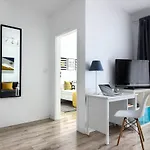 M&r Airport&business Premium Komputerowa - Underground Garage - Free Wifi - Netflix - Self Check-in - 5 Min From Chopin Airport