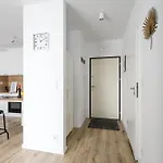 Apartment M&r Airport&business Premium Komputerowa - Underground Garage - Free Wifi - Netflix - Self Check-in - 5 Min From Chopin Airport