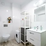M&r Airport&business Premium Komputerowa - Underground Garage - Free Wifi - Netflix - Self Check-in - 5 Min From Chopin Airport Apartment