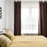 M&r Airport&business Premium Komputerowa - Underground Garage - Free Wifi - Netflix - Self Check-in - 5 Min From Chopin Airport Varsovia