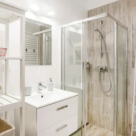 M&r Apartament: Premium Airport With Self Check-in