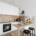 아파트 M&r Airport&business Premium Komputerowa - Underground Garage - Free Wifi - Netflix - Self Check-in - 5 Min From Chopin Airport *